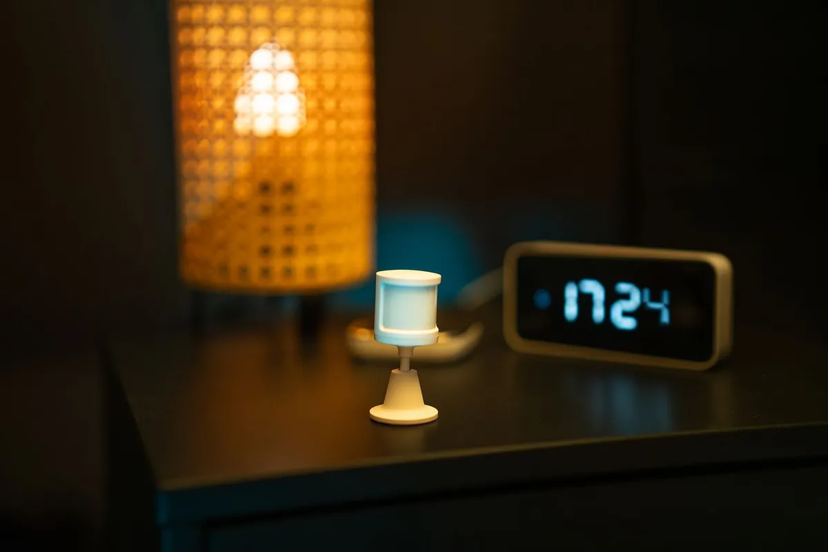 Detecteur de mouvement sans fil sur une table de nuit