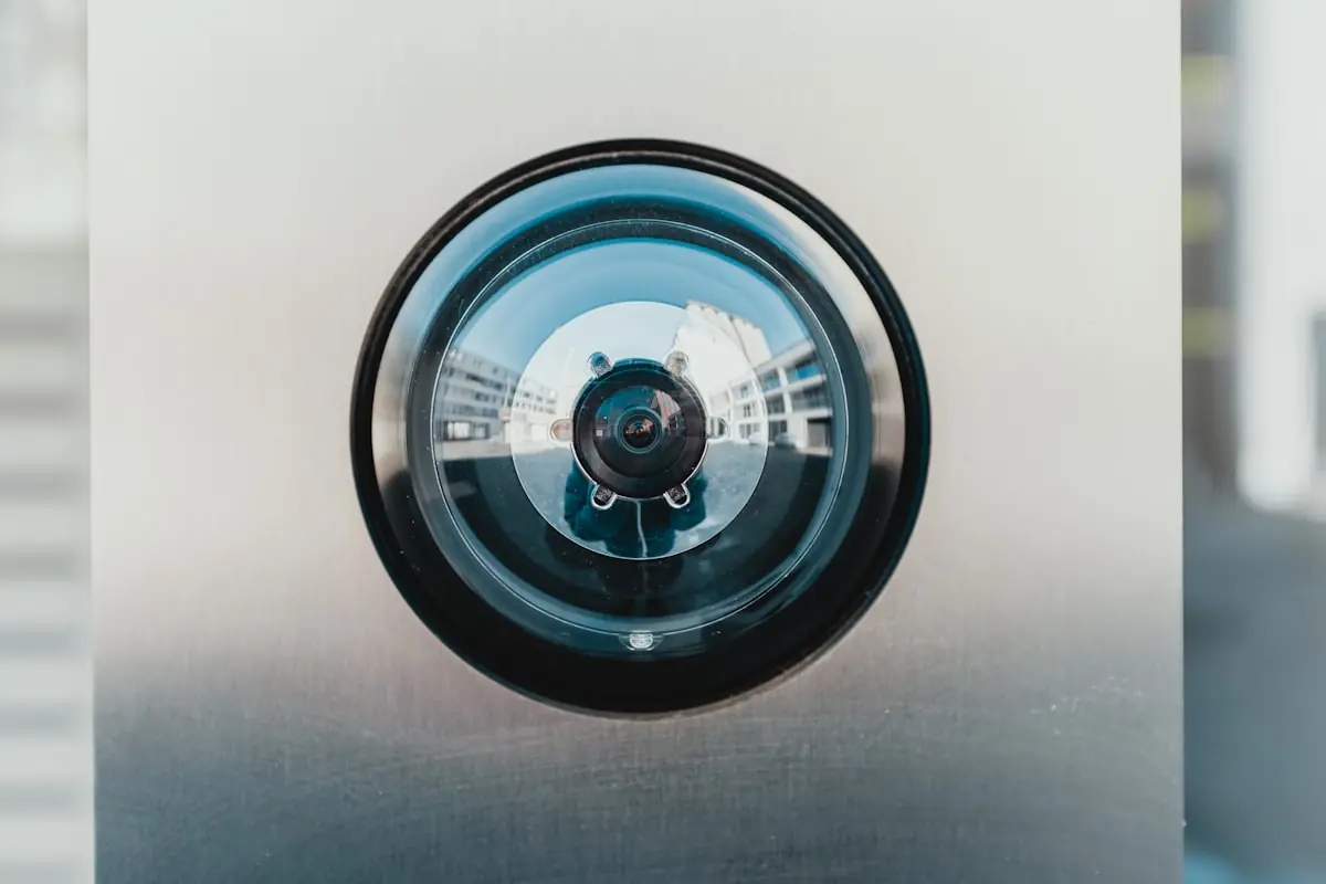 Gros plan sur l’objectif d’une caméra de surveillance dôme